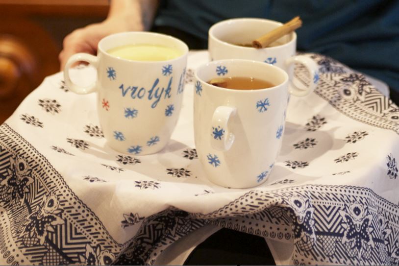 Gekruide koffie in drie vrolijke koffiemokken